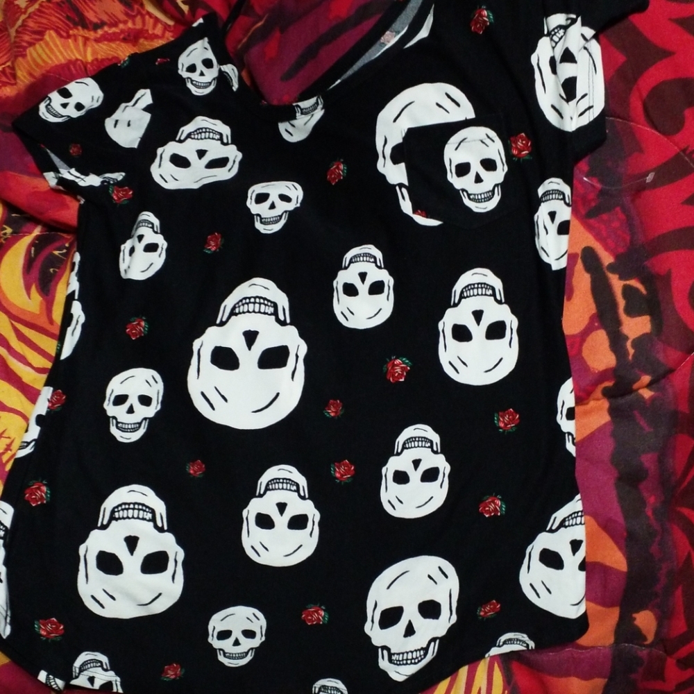 Skull and Rose's t-shirt.
